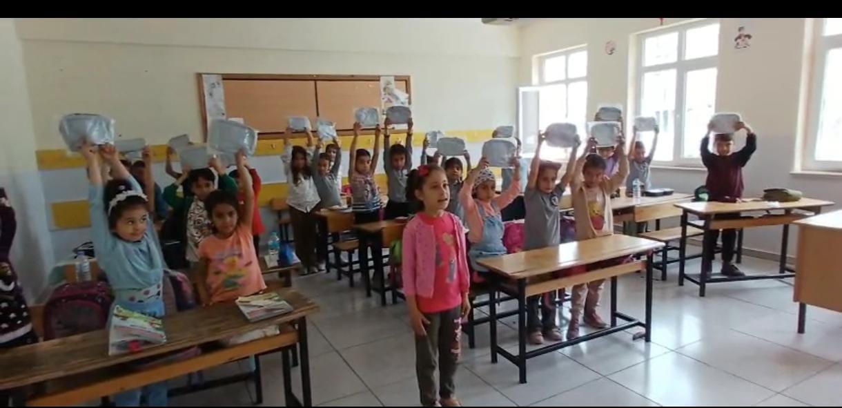 Adıyaman depremzede çocuklara Mehmet Akif Ersoy ilköğretim okuluna çeşitli hediyeler takdim edildi
