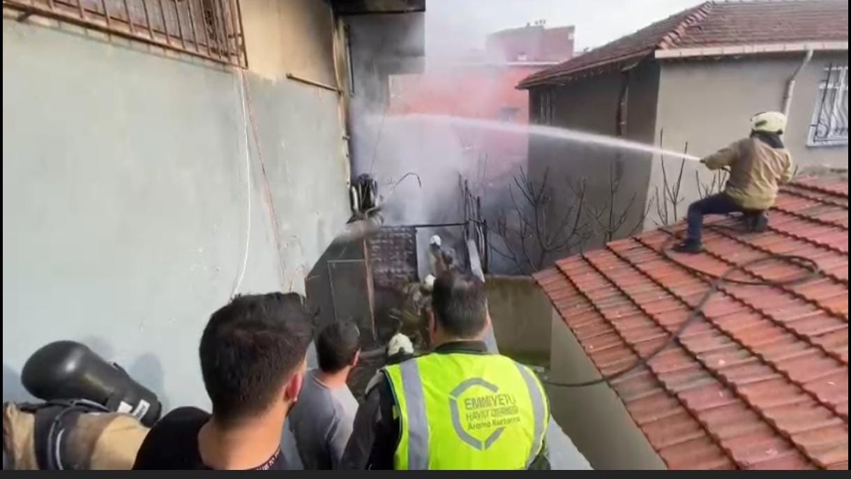 Beyoğlu’nda 4 katlı binada korkutan yangın