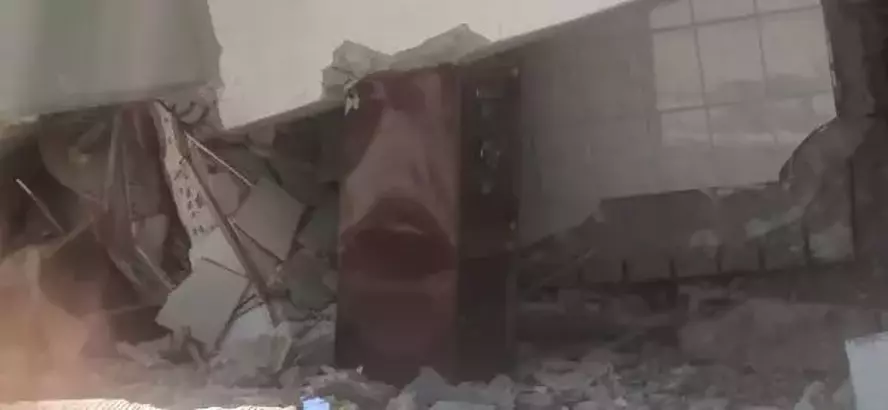 Depremde, çelik kasa bulunduğu katta yaşam üçgeni oluşturmuş