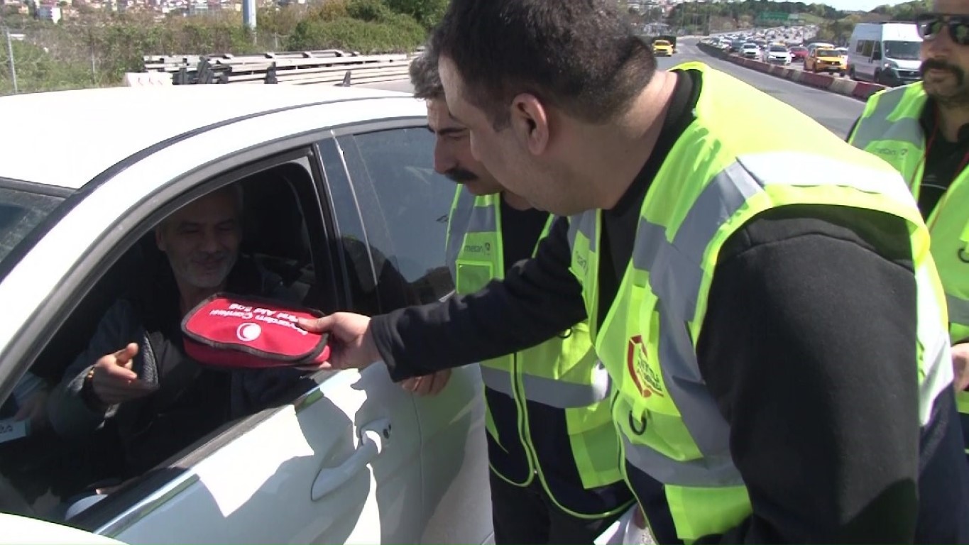 Emniyetli Hayat Derneği tarafından trafikteki sürücülere farkındanlık etkinliği düzenlendi
