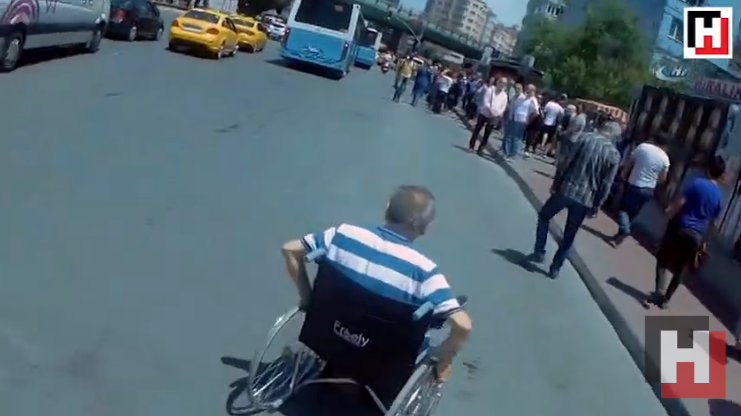 Engelli vatandaşa trafikte mahsur kalınca yardımına motosikletli koştu
