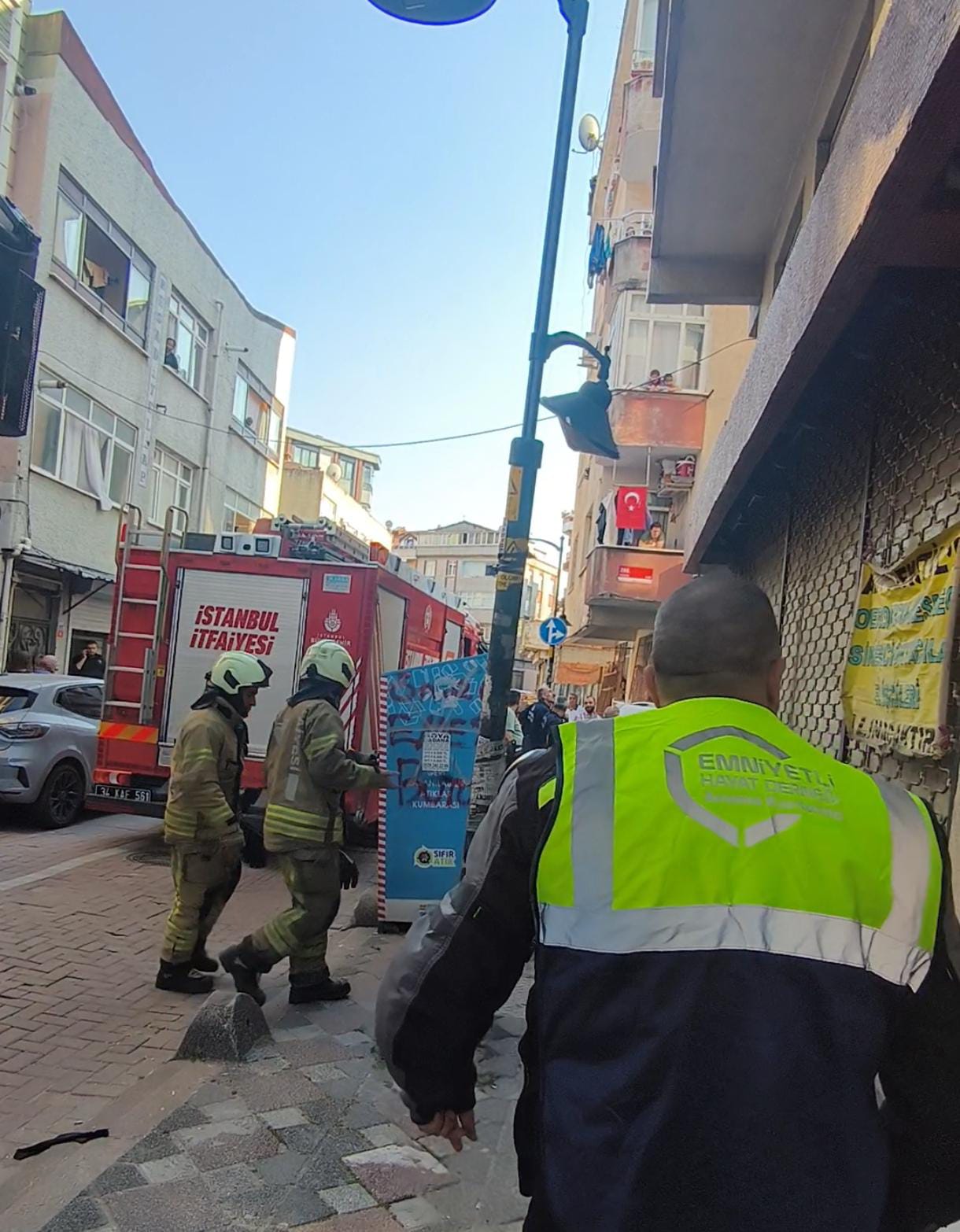 Zeytinburnu çatı katında çıkan yangın itfaiye araçların geçişine katkı sağlandı